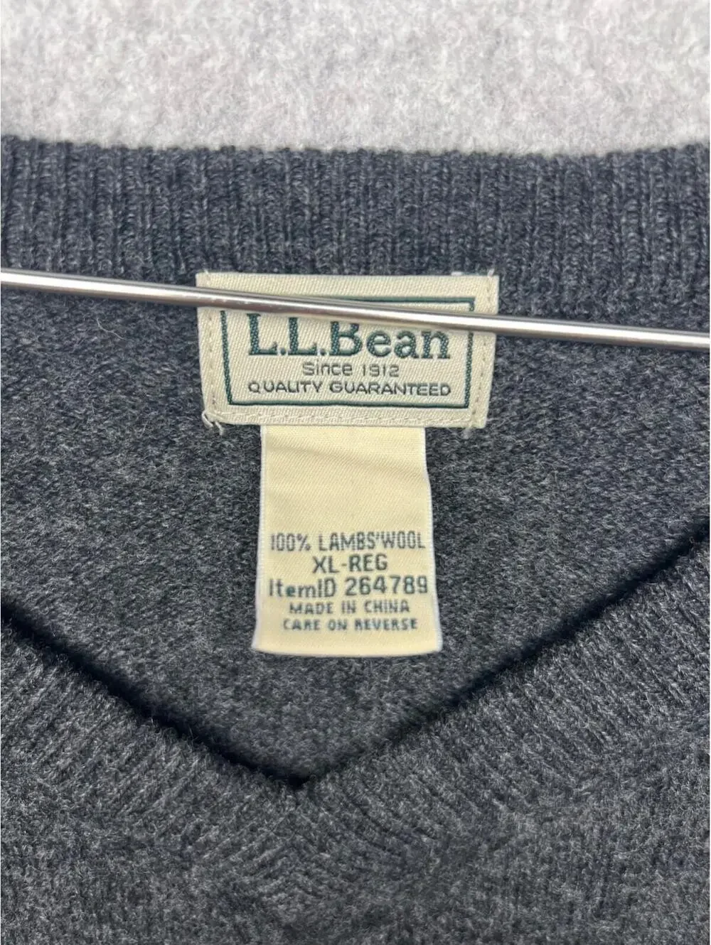 L.L Bean Mens Vneck Pullover Sweater 100% Lamb Wool XL Causal Classic Simple